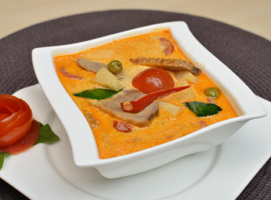 Kaeng Phet — rotes Thai-Curry mit Kokosmilch in weißer Schale